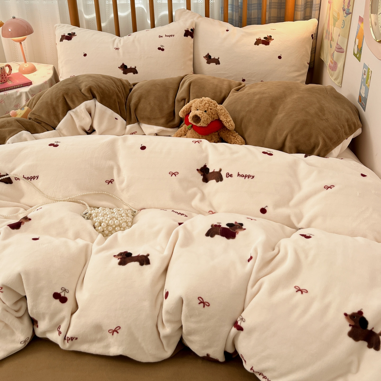 91家纺网 家纺一手货源 找家纺 酱子 2025新款牛奶绒印花四件套 D绯色腊肠趣