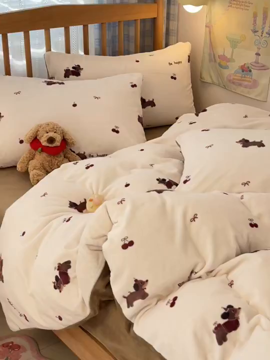 91家纺网 家纺一手货源 找家纺 酱子 2025新款牛奶绒印花四件套 D绯色腊肠趣