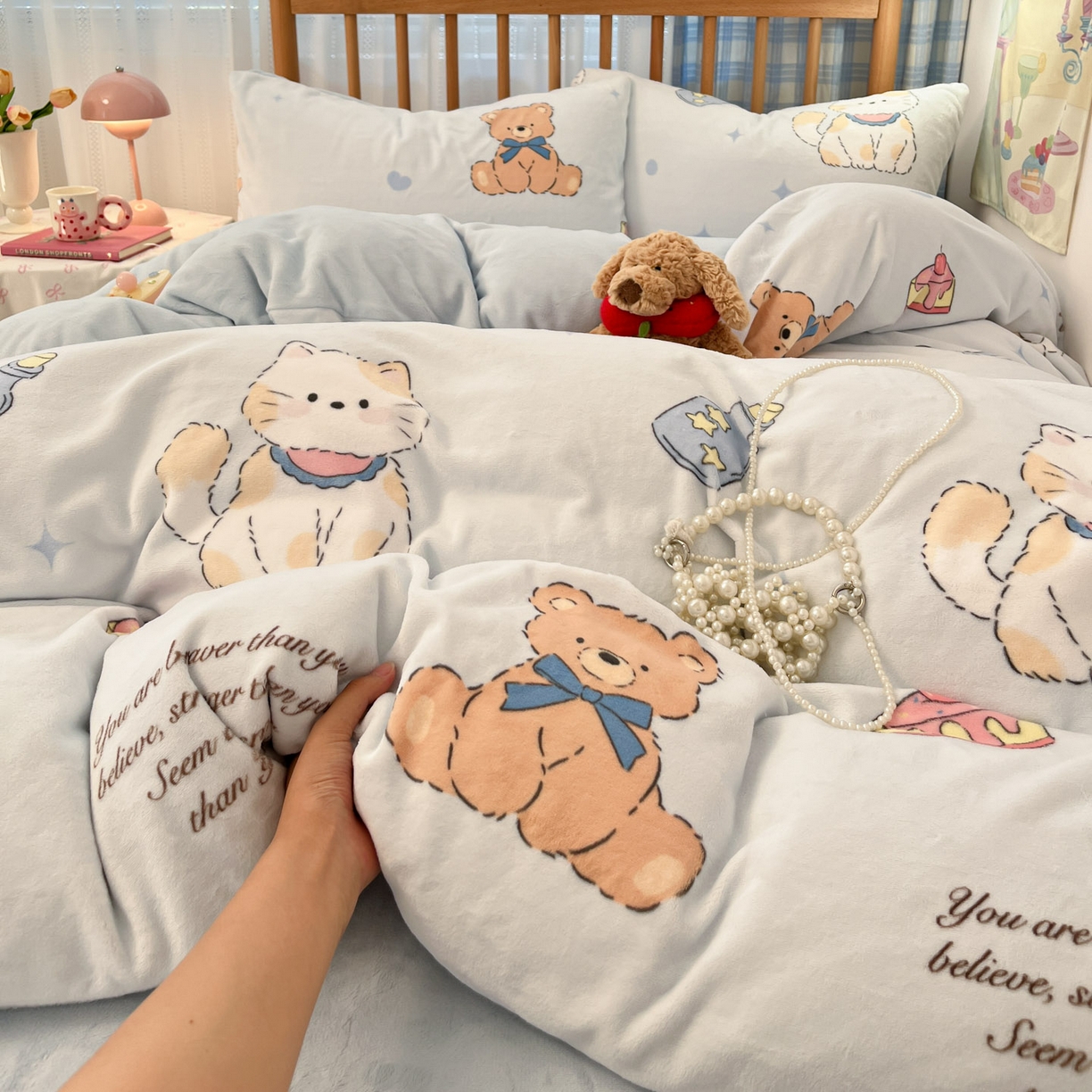 91家纺网 家纺一手货源 找家纺 酱子 2025新款牛奶绒印花四件套 D星喵萌熊甜梦园