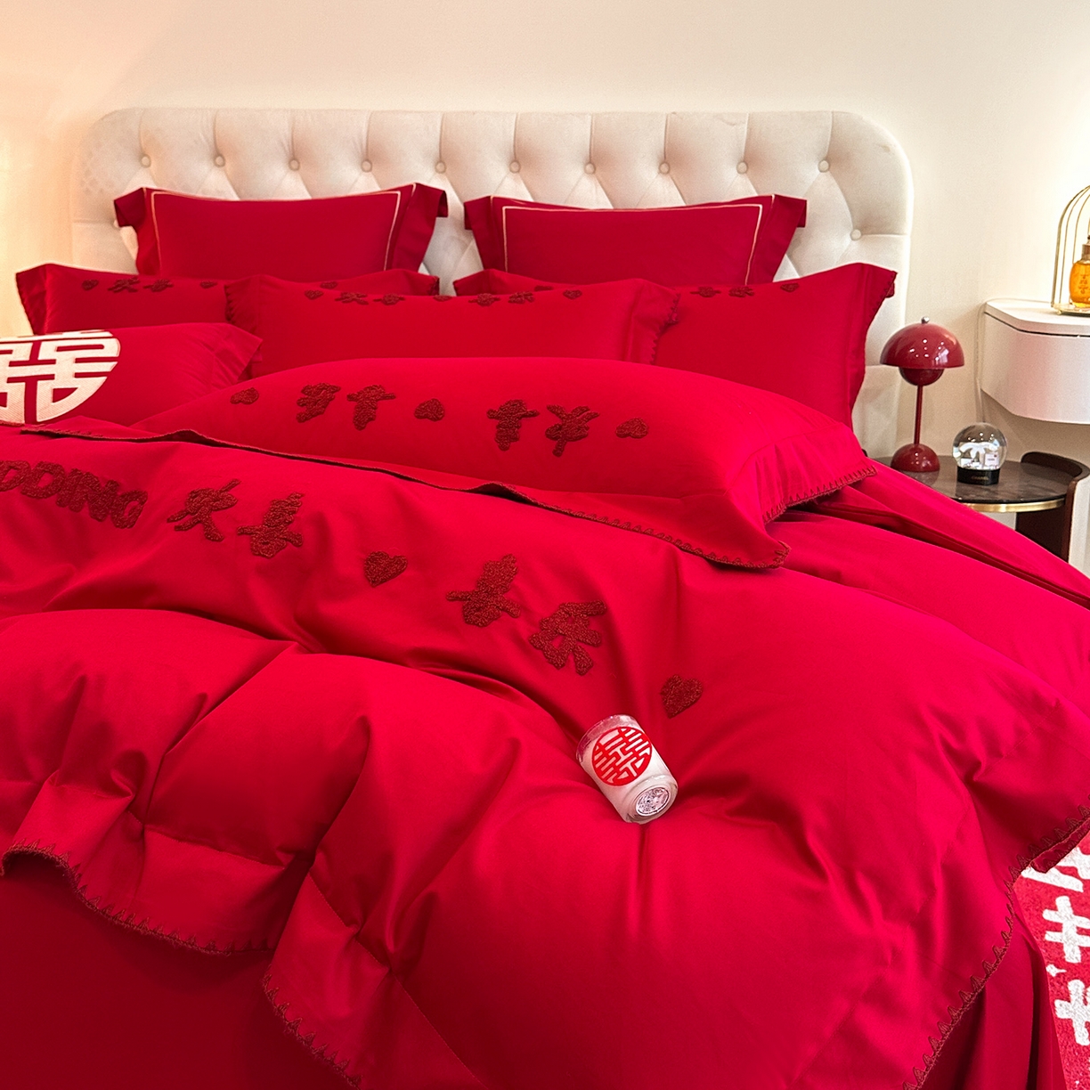 91家纺网 家纺一手货源 找家纺 置顶家纺 2025新款亲肤刺绣婚庆磨毛四件套 欢喜喜乐-大红