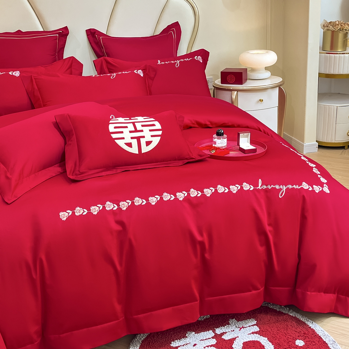 91家纺网 家纺一手货源 找家纺 置顶家纺 2025新款亲肤刺绣婚庆磨毛四件套 佳偶天成-大红