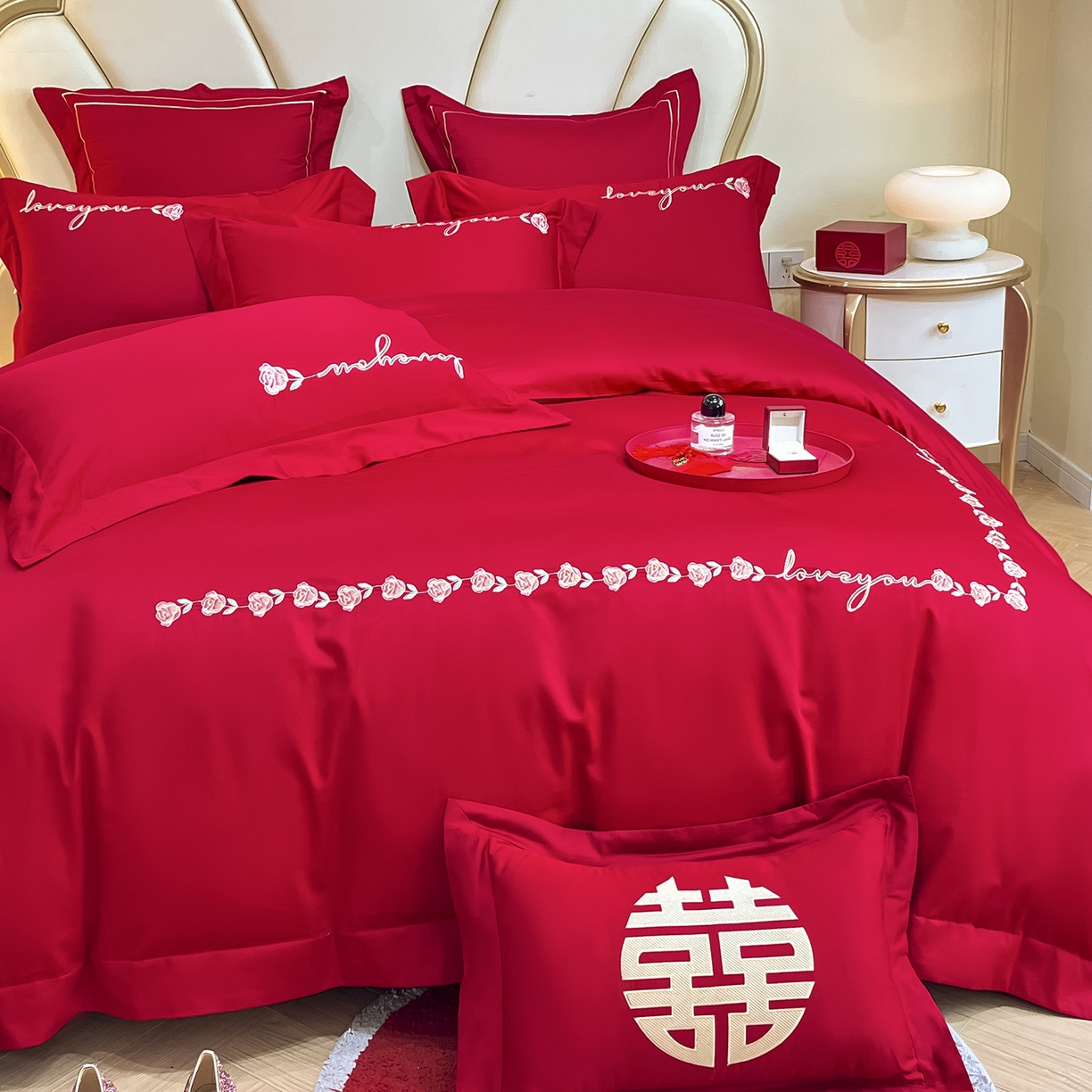 91家纺网 家纺一手货源 找家纺 置顶家纺 2025新款亲肤刺绣婚庆磨毛四件套 佳偶天成-大红