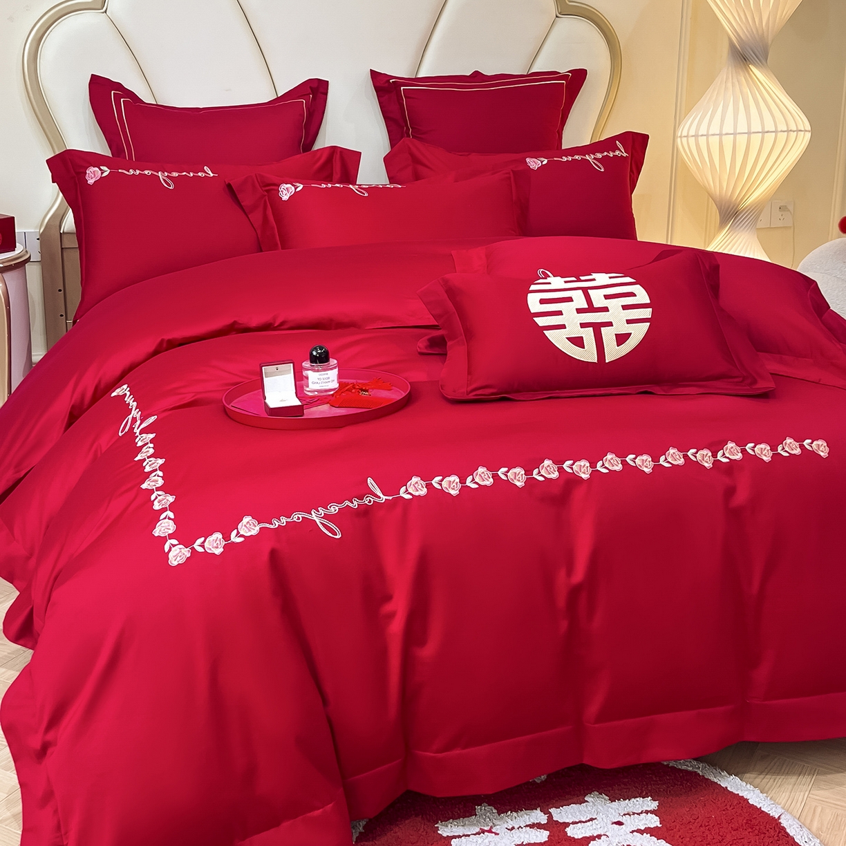 91家纺网 家纺一手货源 找家纺 置顶家纺 2025新款亲肤刺绣婚庆磨毛四件套 佳偶天成-大红