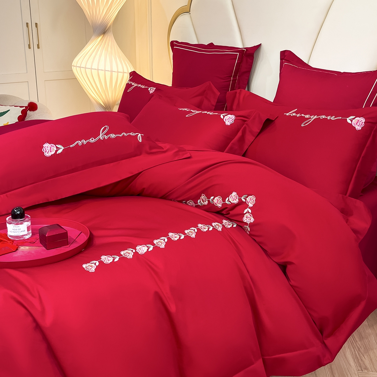 91家纺网 家纺一手货源 找家纺 置顶家纺 2025新款亲肤刺绣婚庆磨毛四件套 佳偶天成-大红