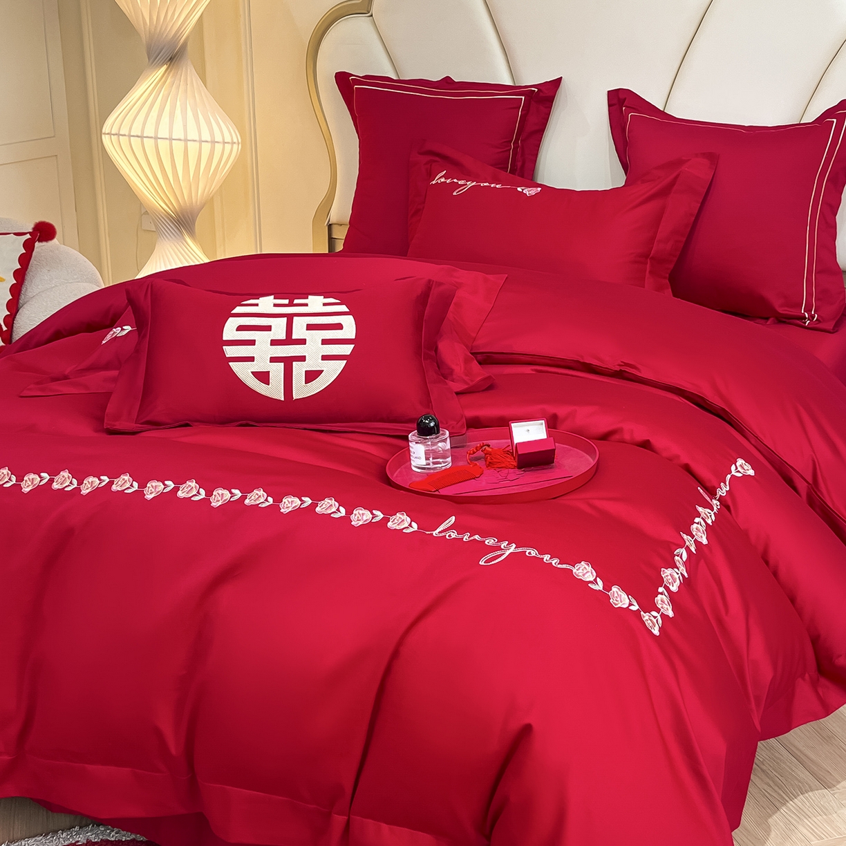 91家纺网 家纺一手货源 找家纺 置顶家纺 2025新款亲肤刺绣婚庆磨毛四件套 佳偶天成-大红