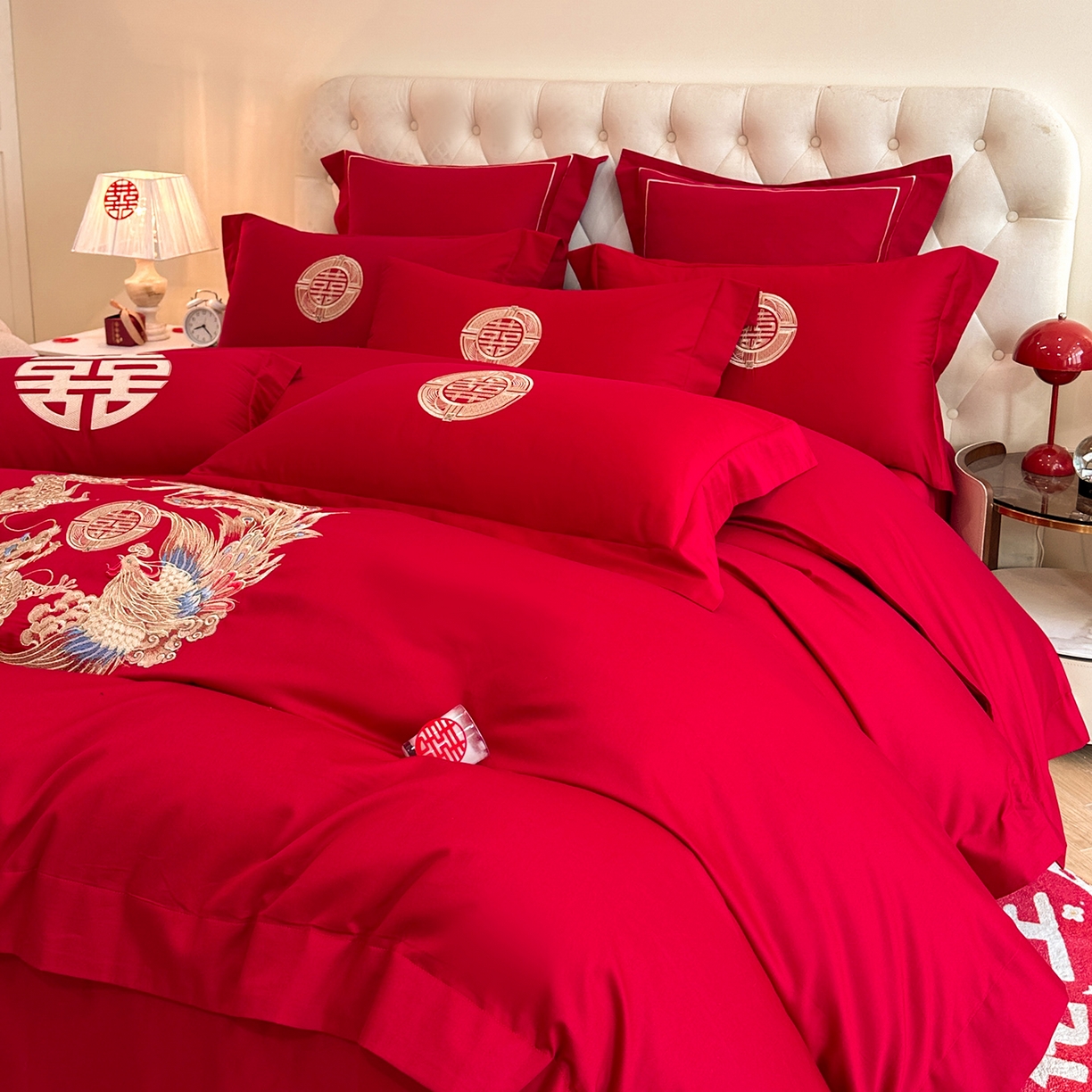 91家纺网 家纺一手货源 找家纺 置顶家纺 2025新款亲肤刺绣婚庆磨毛四件套 龙华凤贵-大红