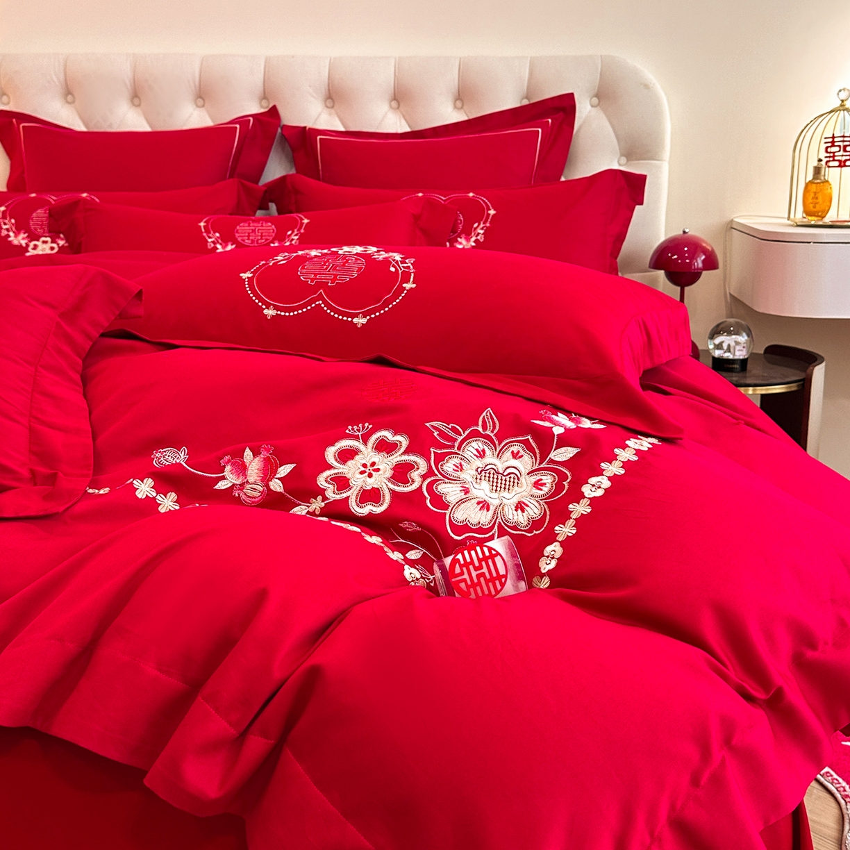 91家纺网 家纺一手货源 找家纺 置顶家纺 2025新款亲肤刺绣婚庆磨毛四件套 倾心-大红
