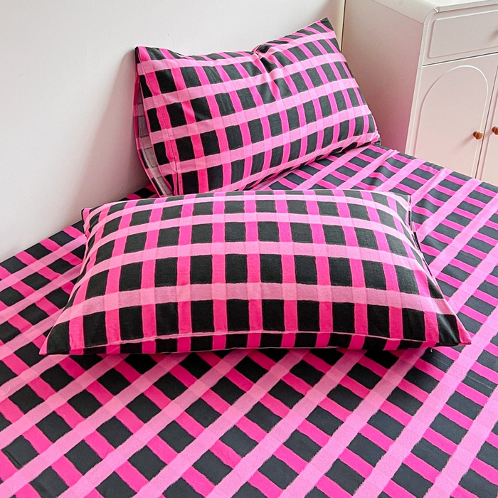 91家纺网 家纺一手货源 找家纺 感遇 2025新款全棉磨毛A类床单床笠三件套 玫红格