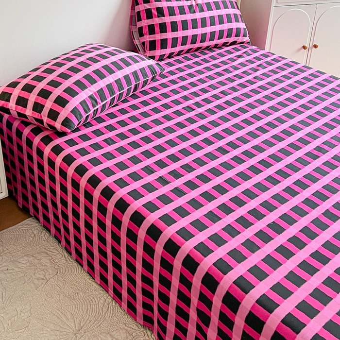 91家纺网 家纺一手货源 找家纺 感遇 2025新款全棉磨毛A类床单床笠三件套 玫红格