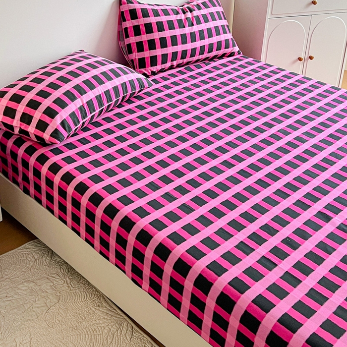 91家纺网 家纺一手货源 找家纺 感遇 2025新款全棉磨毛A类床单床笠三件套 玫红格