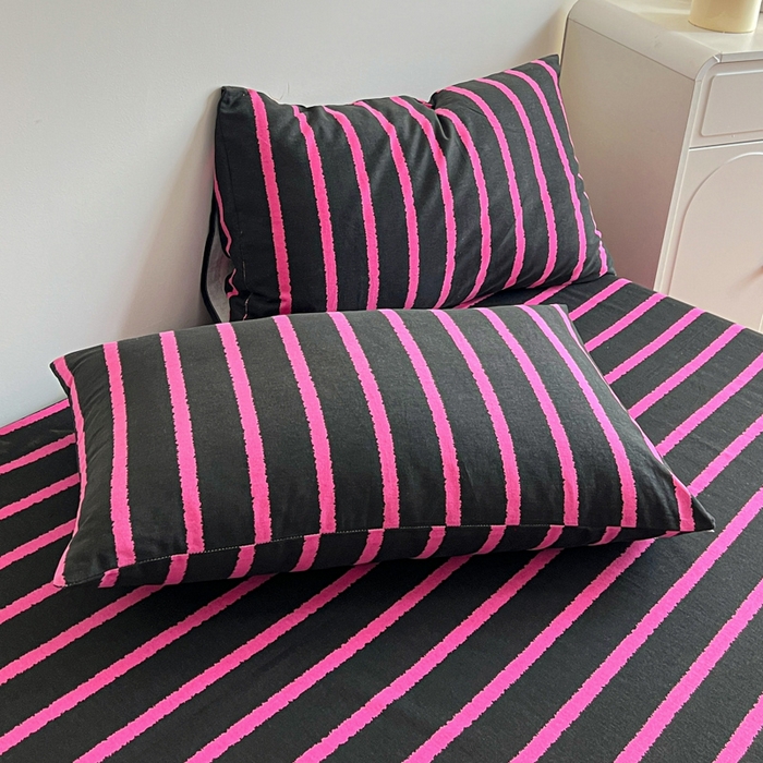 91家纺网 家纺一手货源 找家纺 感遇 2025新款全棉磨毛A类床单床笠三件套 玫红条纹