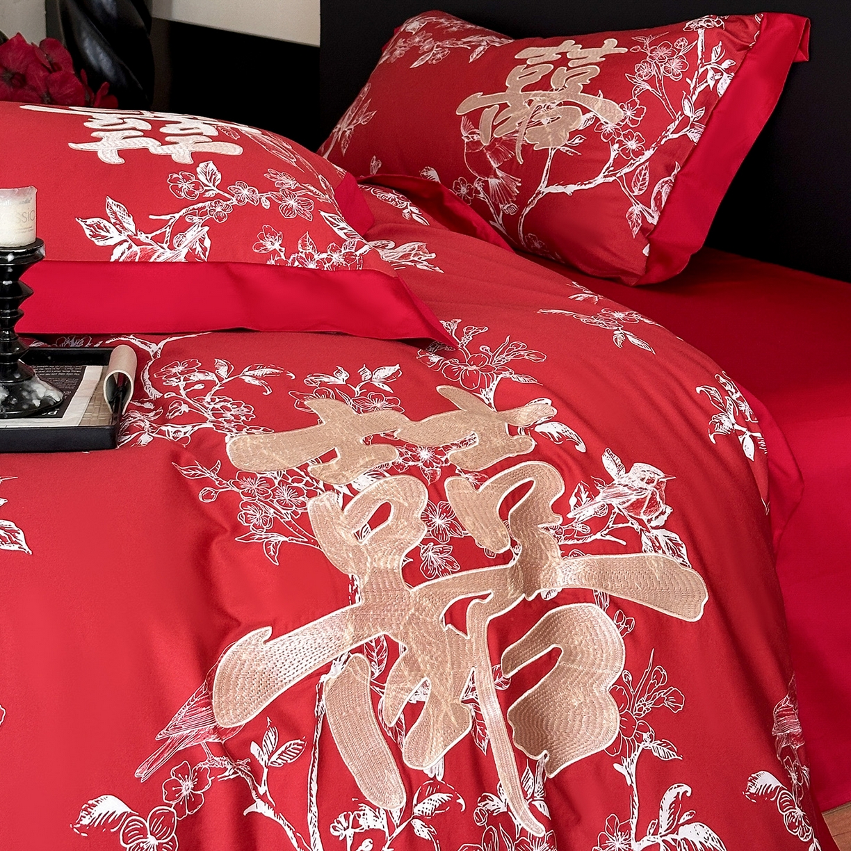 91家纺网 家纺一手货源 找家纺 置顶家纺 2025新款数码印花亲肤婚庆绣花四件套-大囍-暴富 大囍-暴富-大红