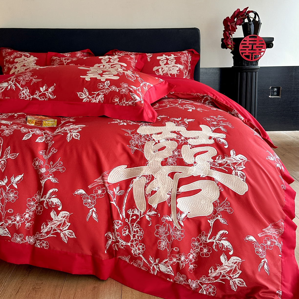 91家纺网 家纺一手货源 找家纺 置顶家纺 2025新款数码印花亲肤婚庆绣花四件套-大囍-暴富 大囍-暴富-大红