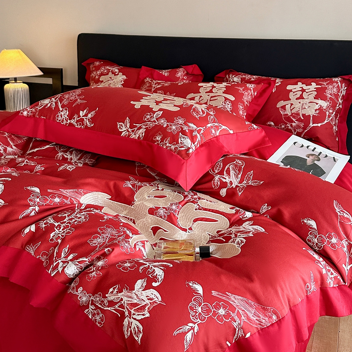 91家纺网 家纺一手货源 找家纺 置顶家纺 2025新款数码印花亲肤婚庆绣花四件套-大囍-暴富 大囍-暴富-大红