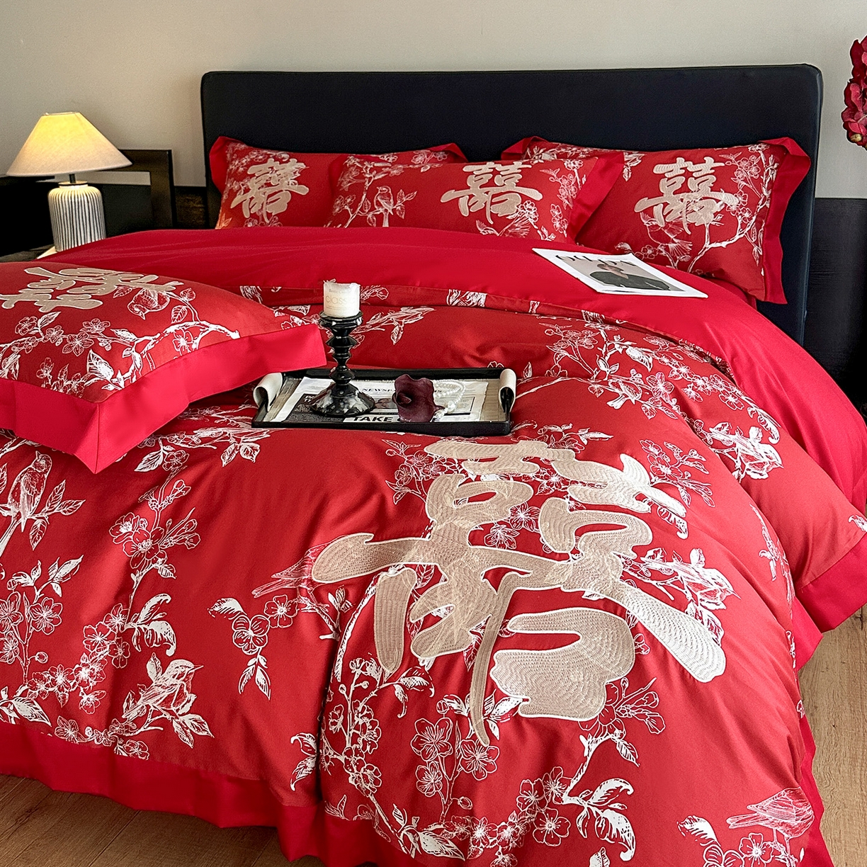 91家纺网 家纺一手货源 找家纺 置顶家纺 2025新款数码印花亲肤婚庆绣花四件套-大囍-暴富 大囍-暴富-大红