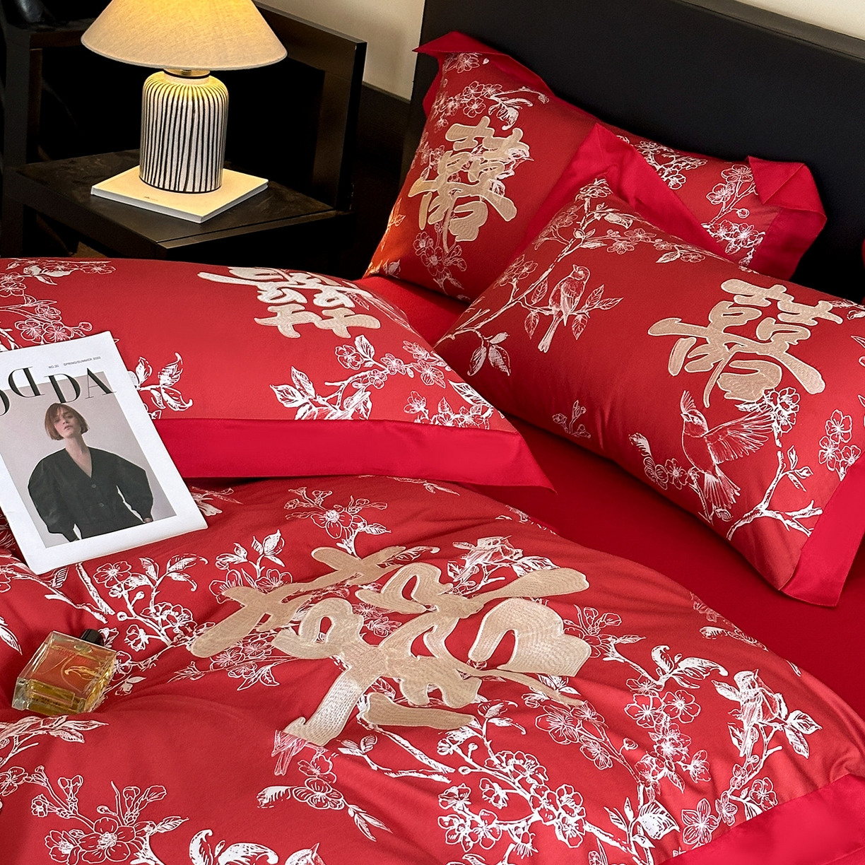 91家纺网 家纺一手货源 找家纺 置顶家纺 2025新款数码印花亲肤婚庆绣花四件套-大囍-暴富 大囍-暴富-大红