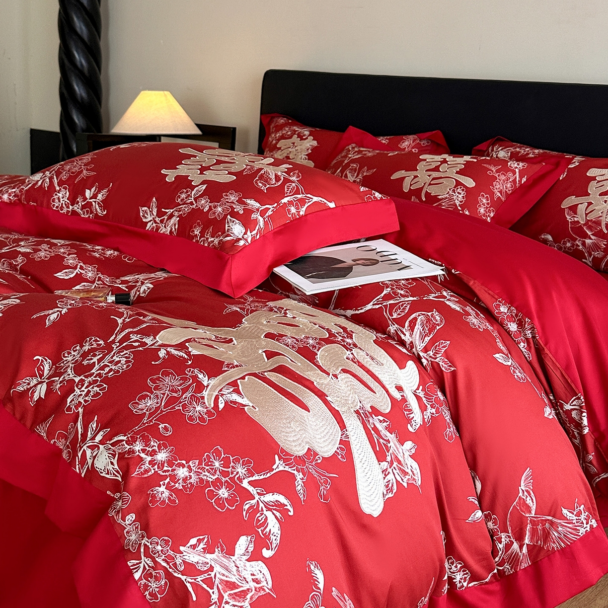 91家纺网 家纺一手货源 找家纺 置顶家纺 2025新款数码印花亲肤婚庆绣花四件套-大囍-暴富 大囍-暴富-大红