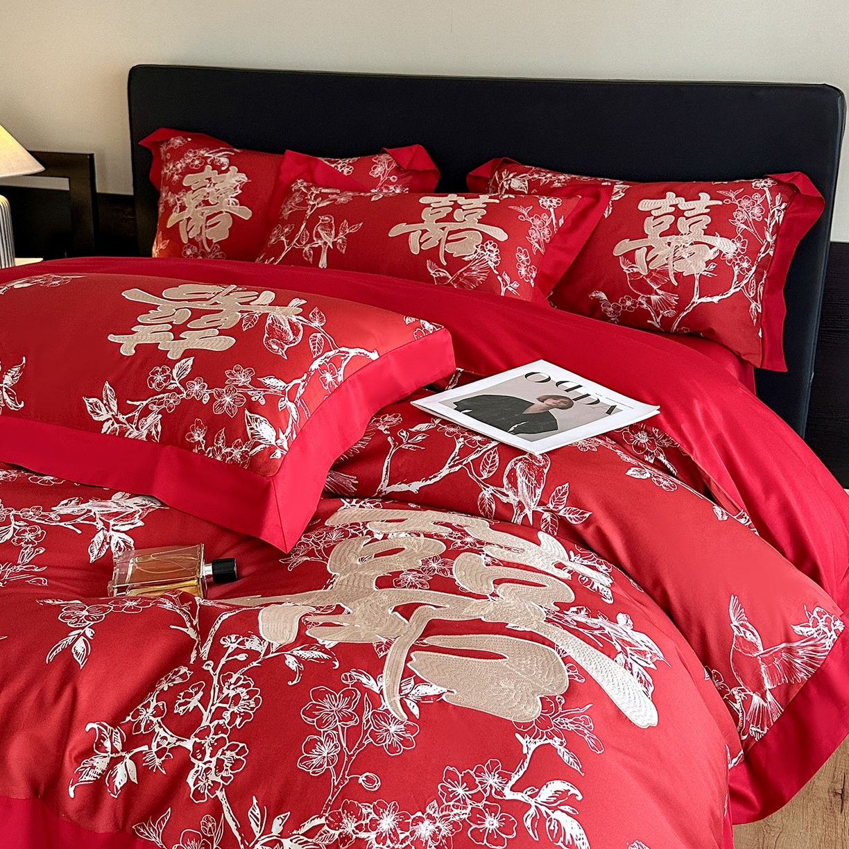 91家纺网 家纺一手货源 找家纺 置顶家纺 2025新款数码印花亲肤婚庆绣花四件套-大囍-暴富 大囍-暴富-大红