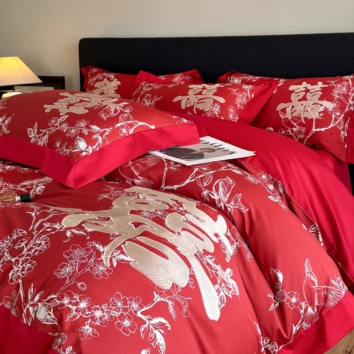 91家纺网 家纺一手货源 找家纺 置顶家纺 2025新款数码印花亲肤婚庆绣花四件套-大囍-暴富 大囍-暴富-大红