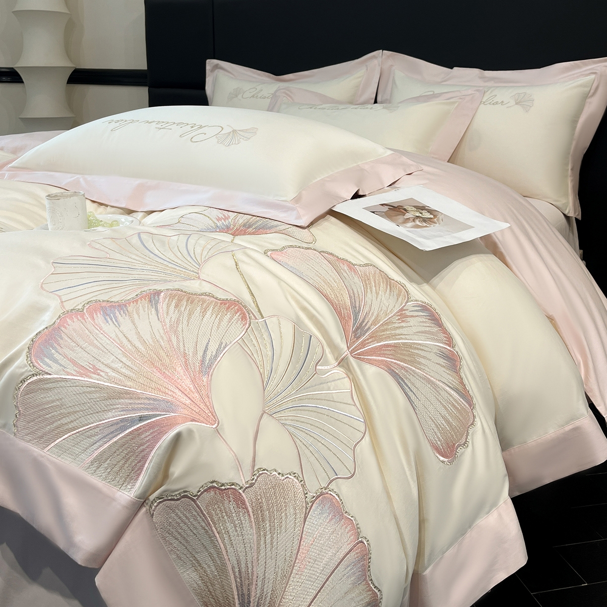 91家纺网 家纺一手货源 找家纺 置顶家纺 2025新款亲肤拼接刺绣四件套-一路繁花 一路繁花-白+粉