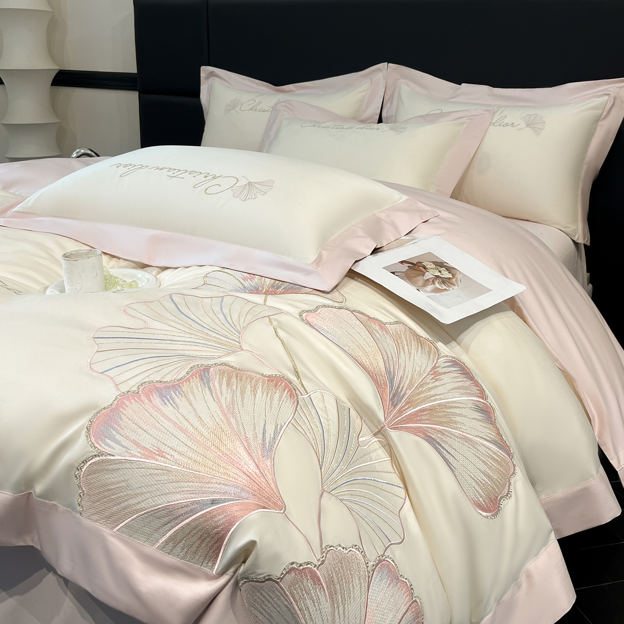 91家纺网 家纺一手货源 找家纺 置顶家纺 2025新款亲肤拼接刺绣四件套-一路繁花 一路繁花-白+粉