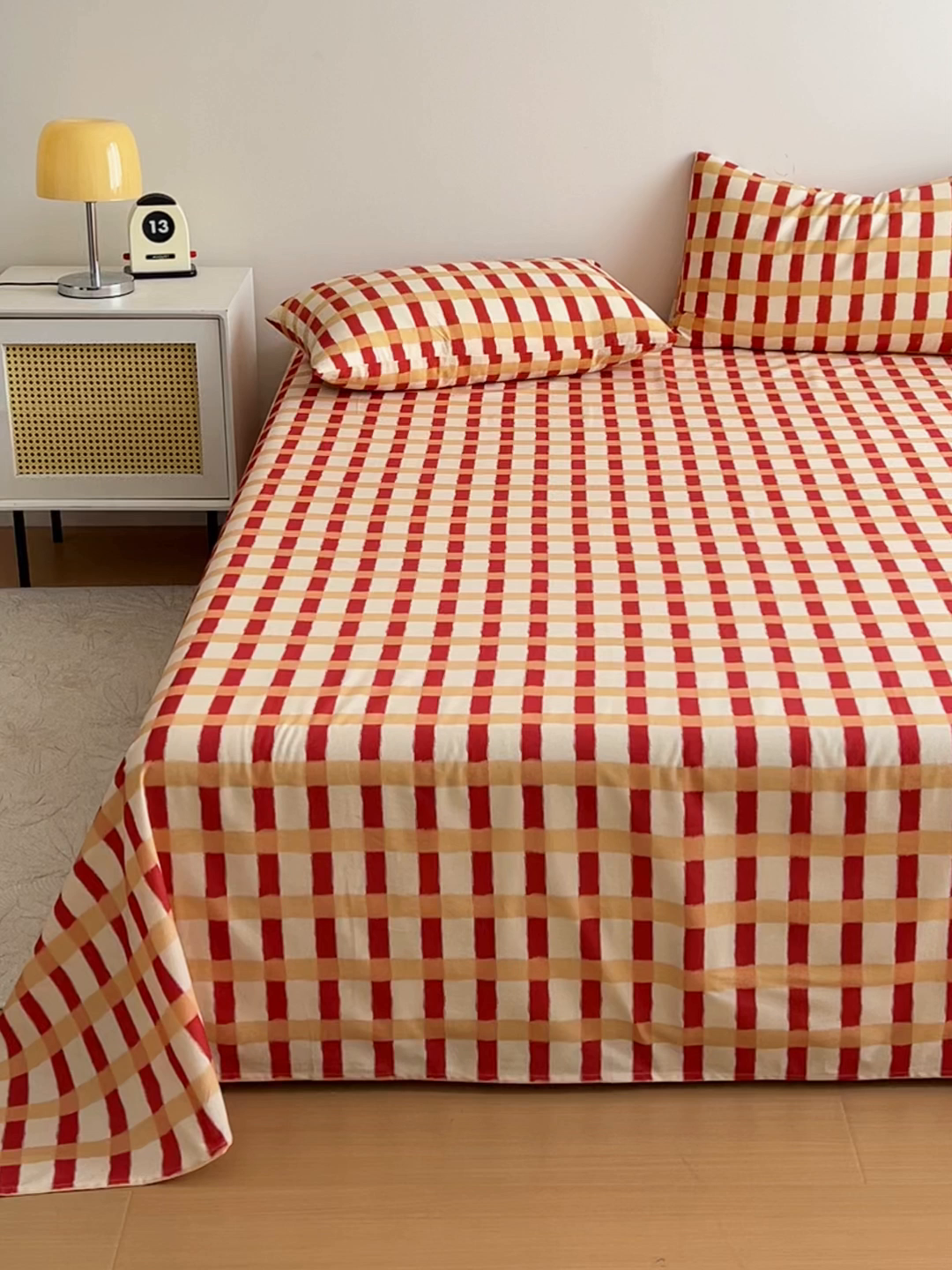 91家纺网 家纺一手货源 找家纺 感遇 2025新款全棉磨毛A类床单床笠三件套 红黄格