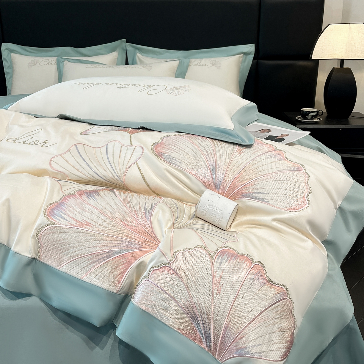 91家纺网 家纺一手货源 找家纺 置顶家纺 2025新款亲肤拼接刺绣四件套-一路繁花 一路繁花-白+繁星蓝