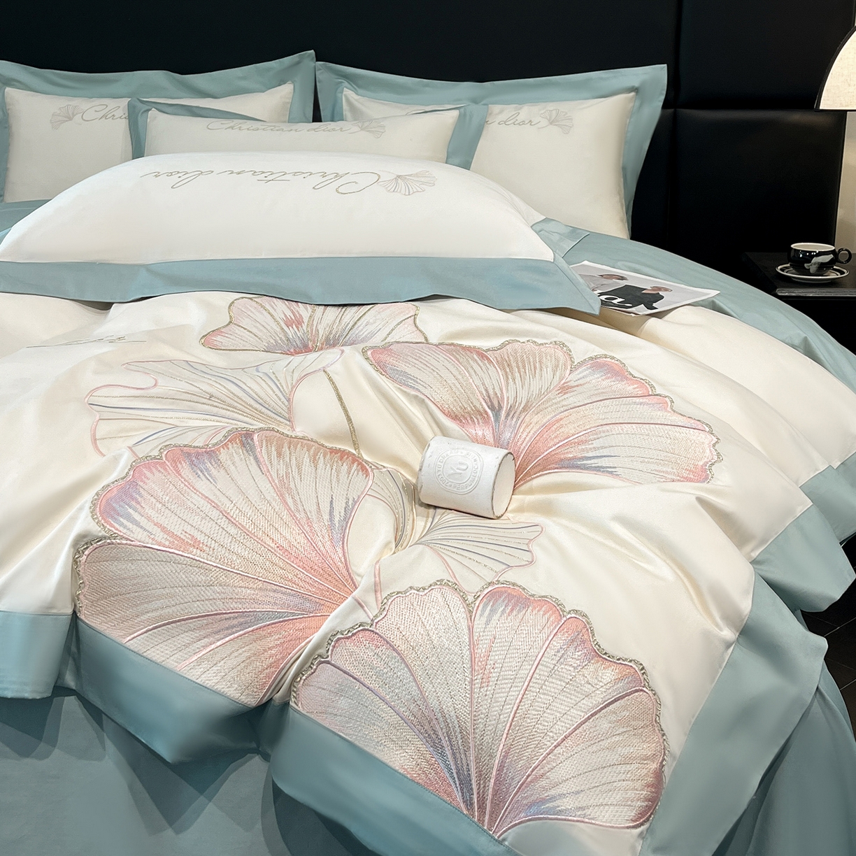 91家纺网 家纺一手货源 找家纺 置顶家纺 2025新款亲肤拼接刺绣四件套-一路繁花 一路繁花-白+繁星蓝