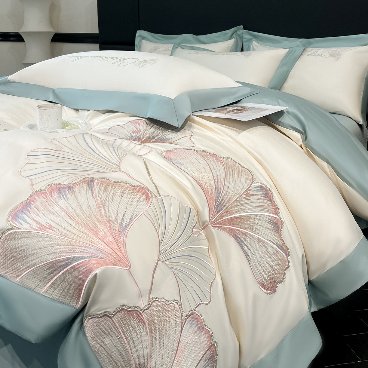 91家纺网 家纺一手货源 找家纺 置顶家纺 2025新款亲肤拼接刺绣四件套-一路繁花 一路繁花-白+繁星蓝