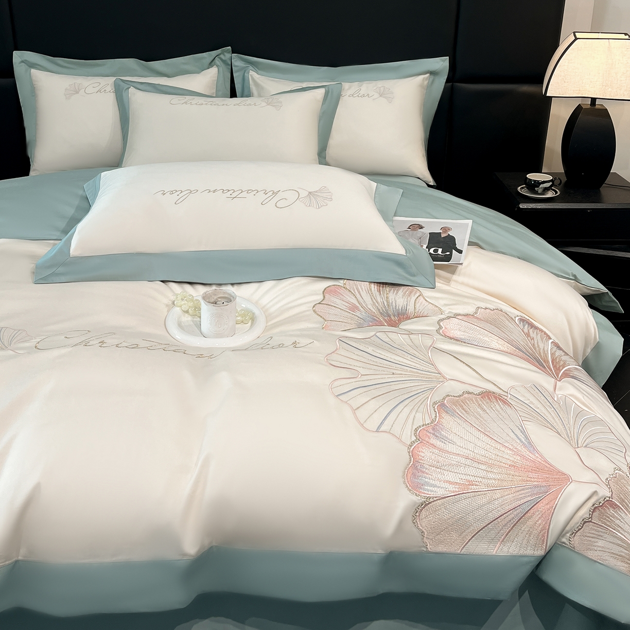 91家纺网 家纺一手货源 找家纺 置顶家纺 2025新款亲肤拼接刺绣四件套-一路繁花 一路繁花-白+繁星蓝