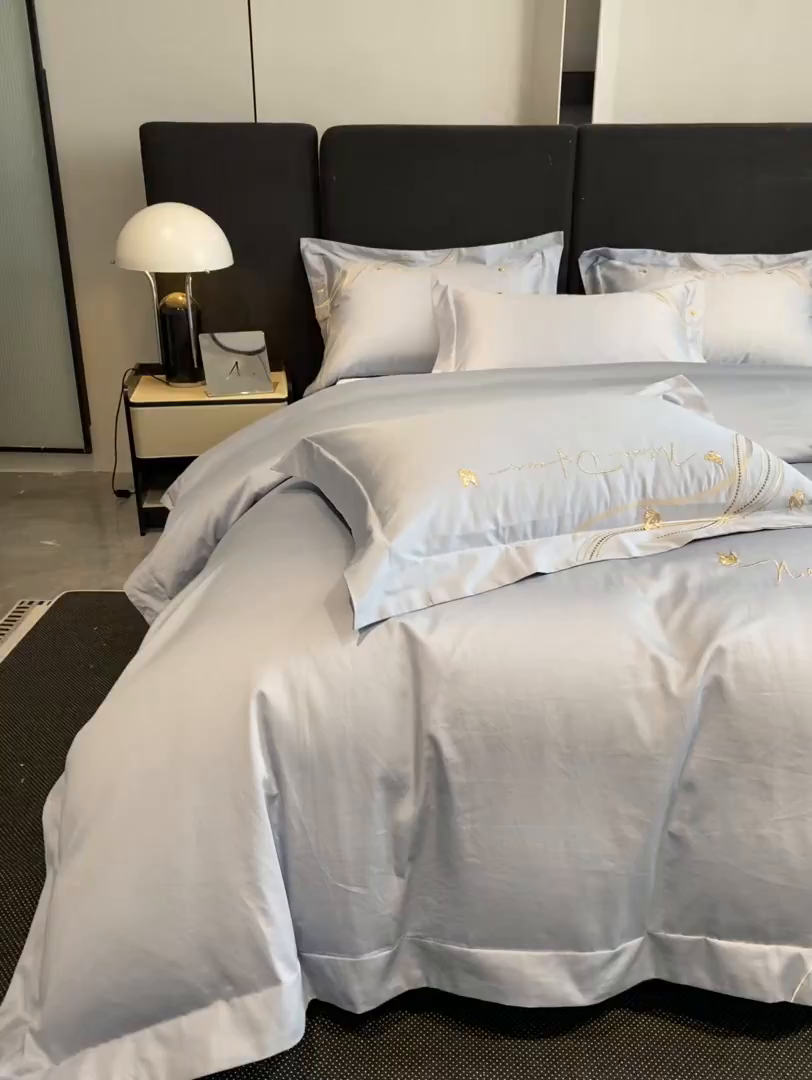 91家纺网 家纺一手货源 找家纺 置顶家纺 2025新款全棉纯棉刺绣四件套迪奥系列 迪奥-浅紫色