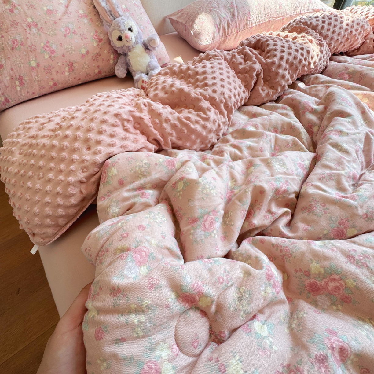 91家纺网 家纺一手货源 找家纺 8+8 2025新款全棉双层纱豆豆被被子被芯春秋被冬被 蔷薇庄园