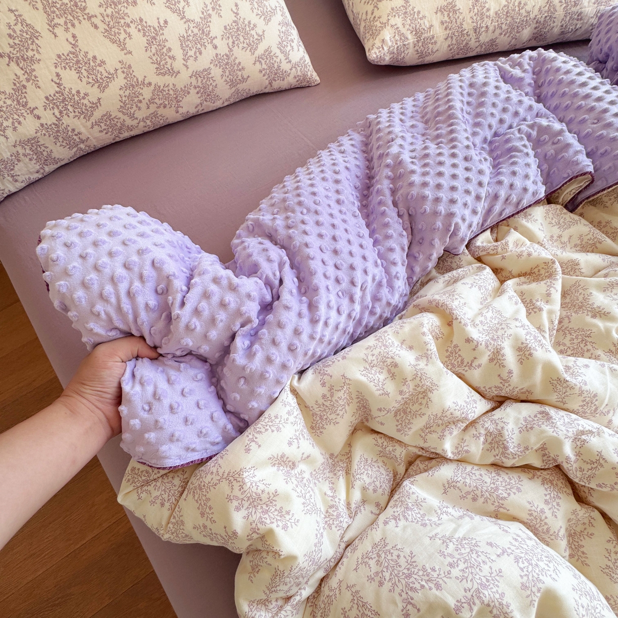 91家纺网 家纺一手货源 找家纺 8+8 2025新款全棉双层纱豆豆被被子被芯春秋被冬被 紫萱