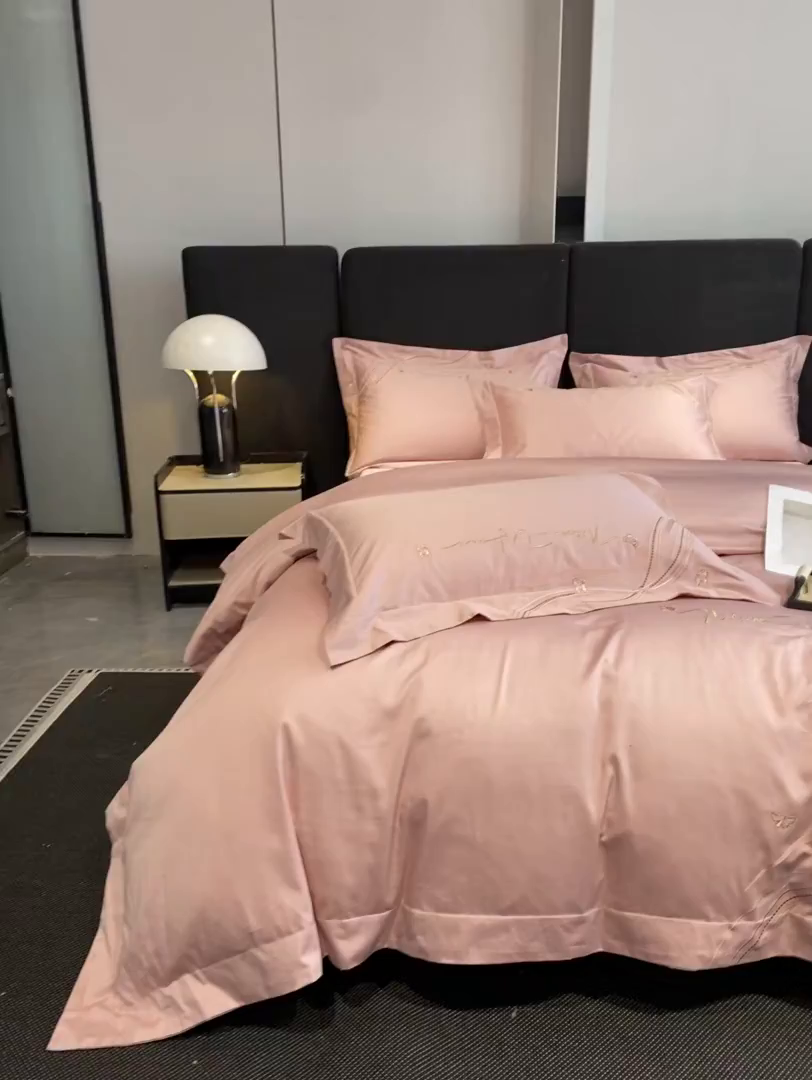 91家纺网 家纺一手货源 找家纺 置顶家纺 2025新款全棉纯棉刺绣四件套迪奥系列 迪奥-浅豆沙