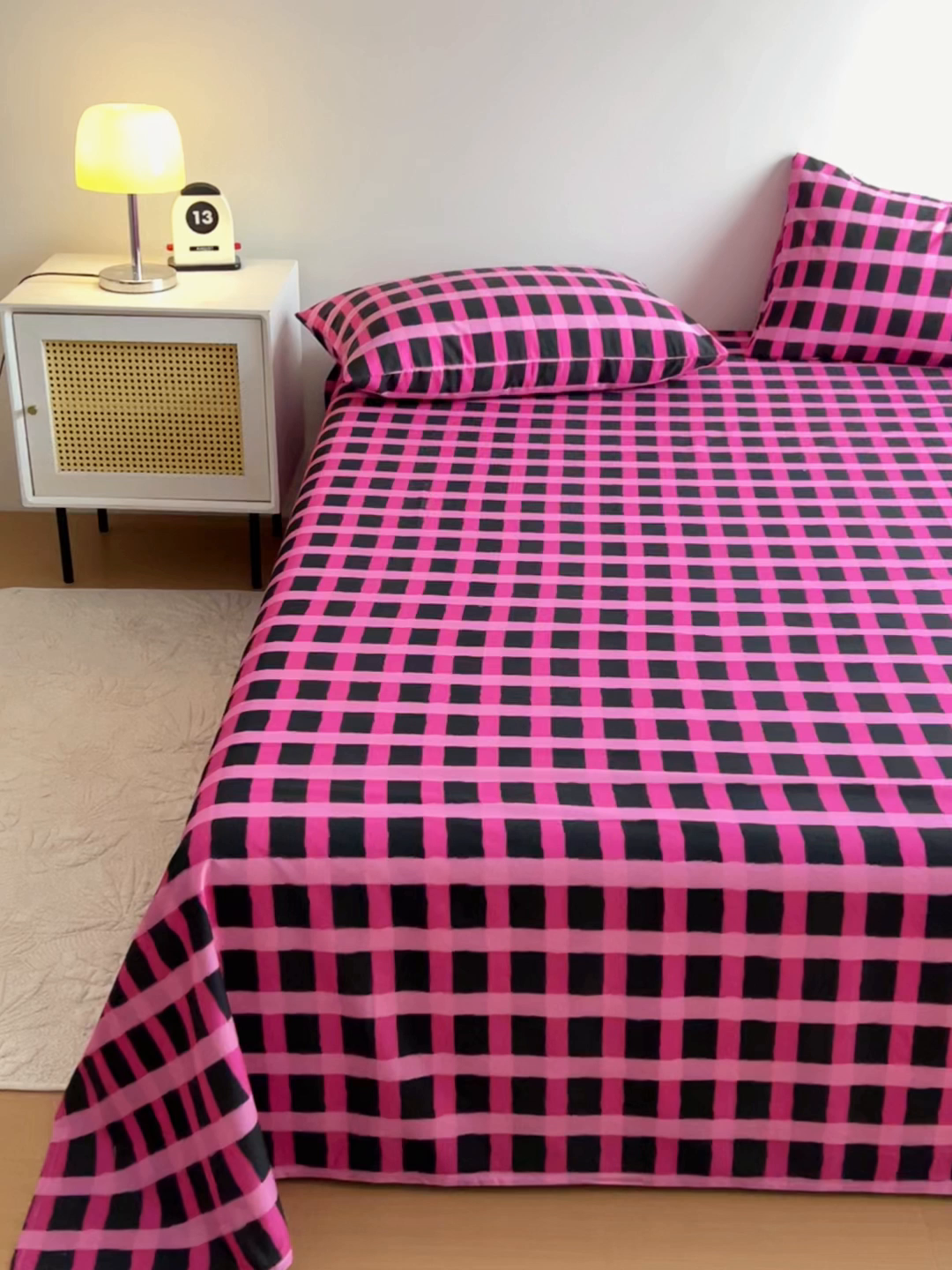 91家纺网 家纺一手货源 找家纺 感遇 2025新款全棉磨毛A类床单床笠三件套 玫红格