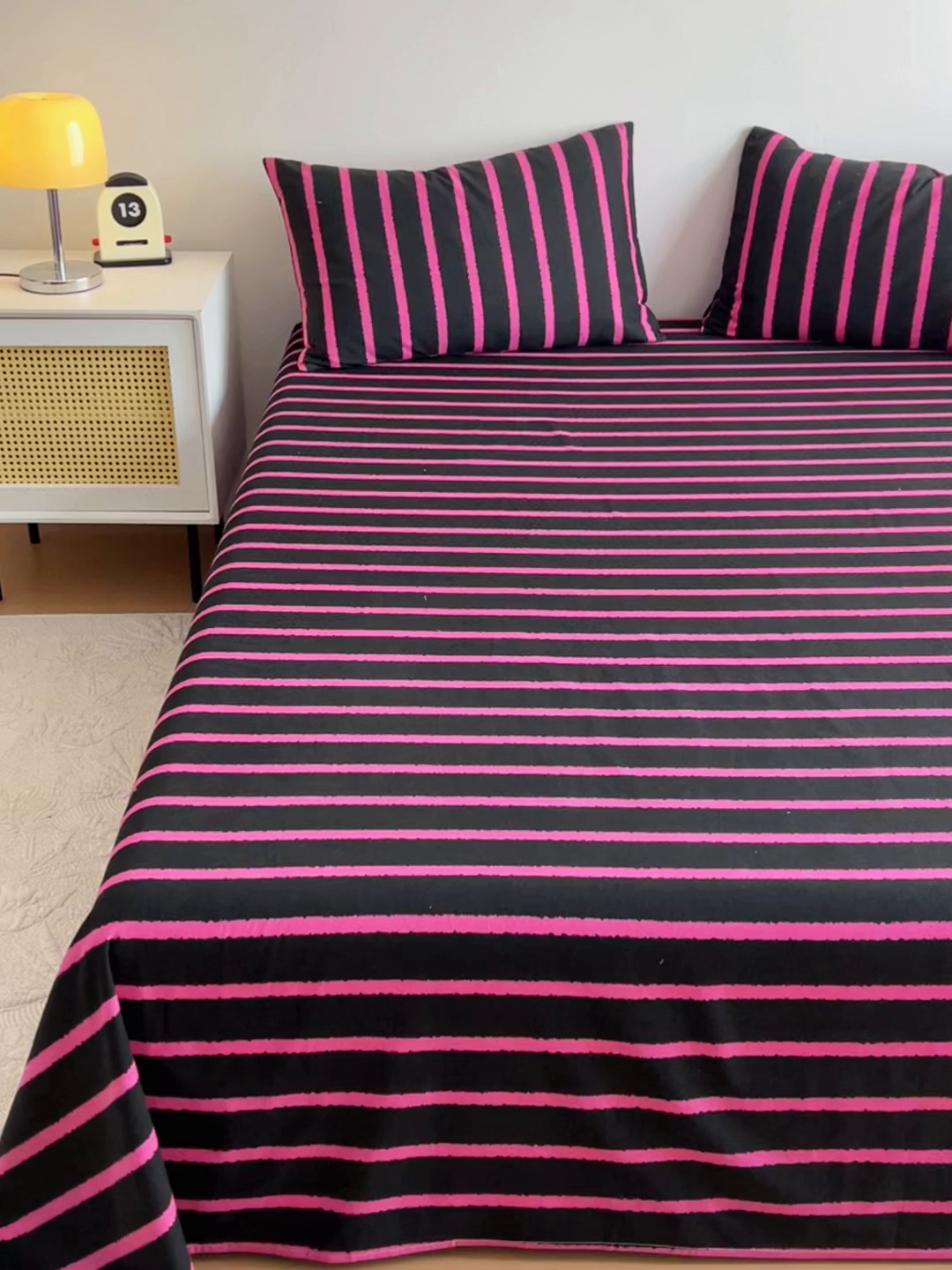 91家纺网 家纺一手货源 找家纺 感遇 2025新款全棉磨毛A类床单床笠三件套 玫红条纹