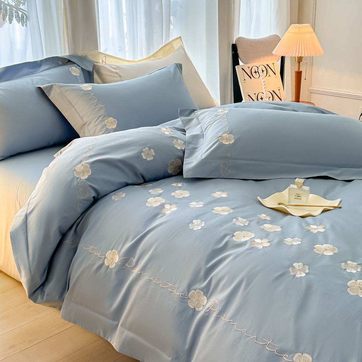 91家纺网 家纺一手货源 找家纺 置顶家纺 2025新款全棉纯棉刺绣四件套桃花朵朵系列 桃花朵朵-天空蓝