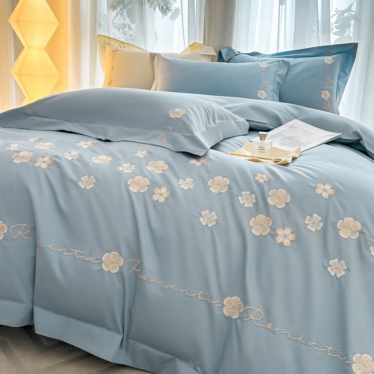 91家纺网 家纺一手货源 找家纺 置顶家纺 2025新款全棉纯棉刺绣四件套桃花朵朵系列 桃花朵朵-天空蓝