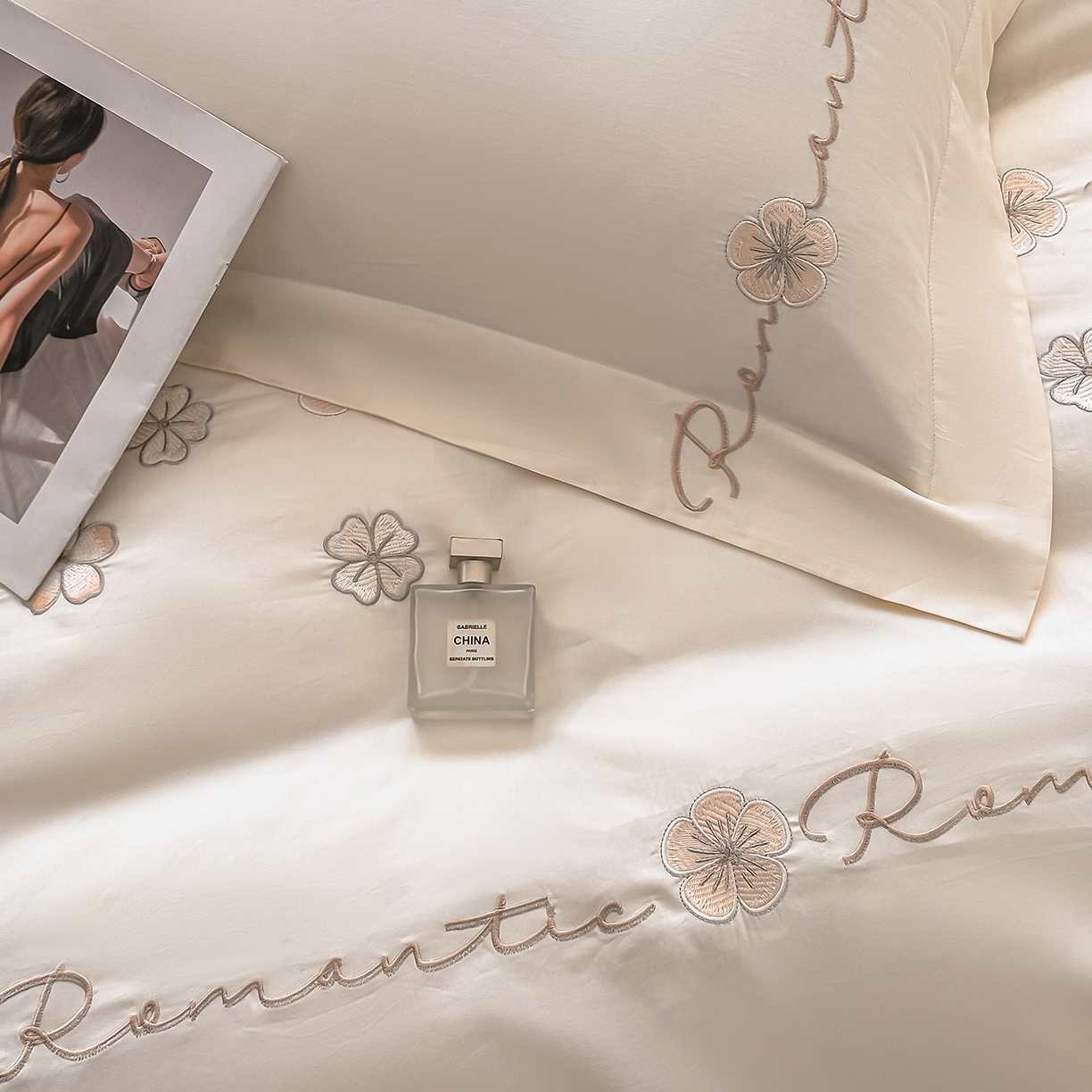 91家纺网 家纺一手货源 找家纺 置顶家纺 2025新款全棉纯棉刺绣四件套桃花朵朵系列 桃花朵朵-奶昔白