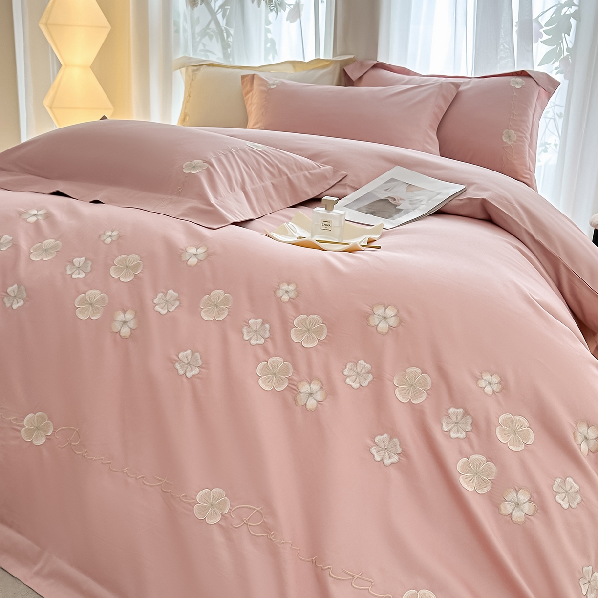 91家纺网 家纺一手货源 找家纺 置顶家纺 2025新款全棉纯棉刺绣四件套桃花朵朵系列 桃花朵朵-浅豆沙