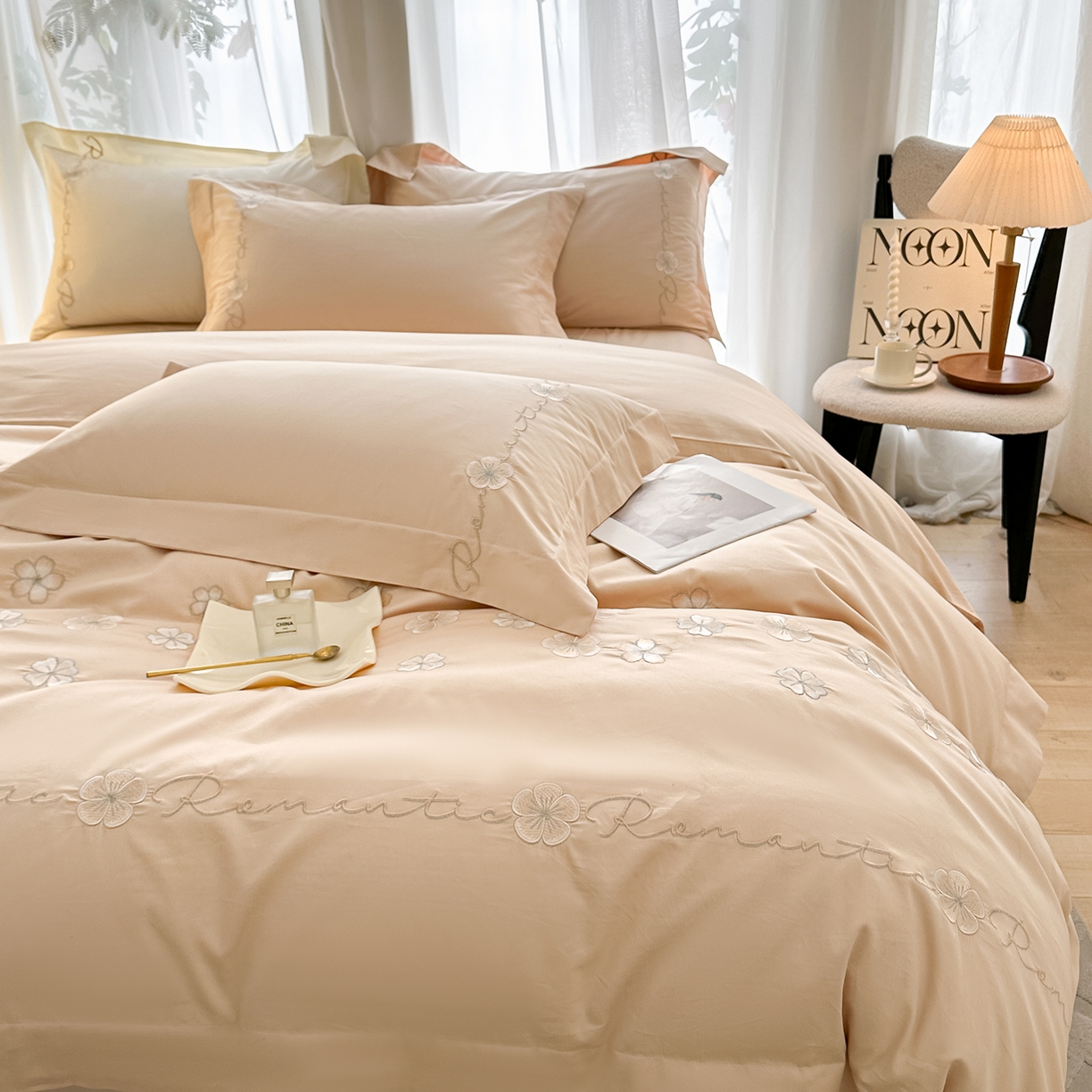 91家纺网 家纺一手货源 找家纺 置顶家纺 2025新款全棉纯棉刺绣四件套桃花朵朵系列 桃花朵朵-浅咖