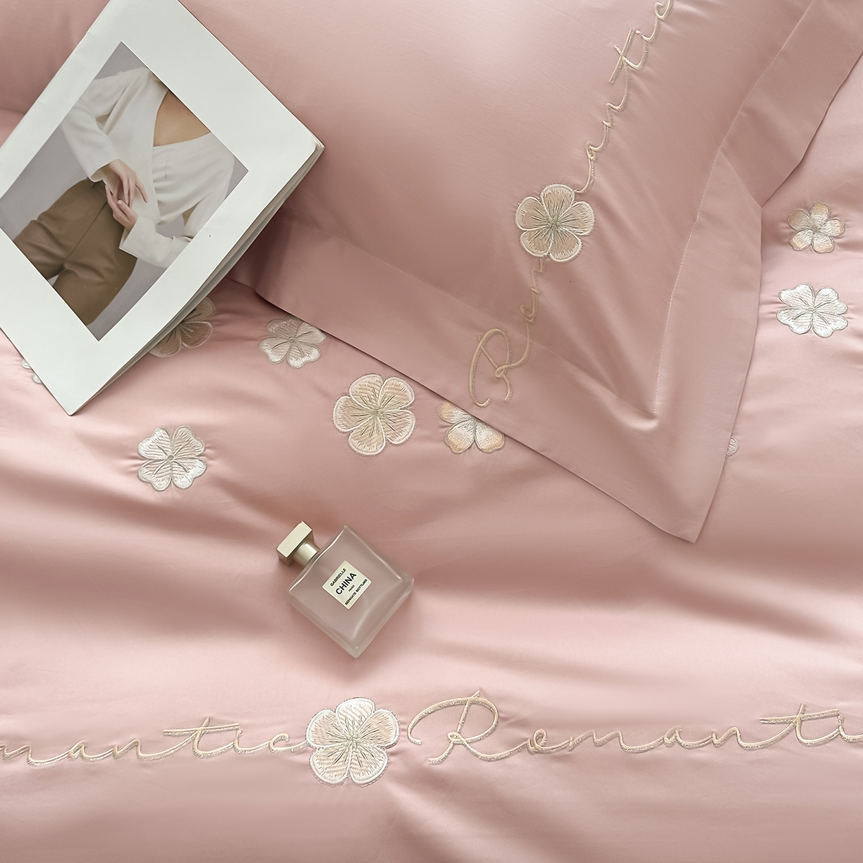 91家纺网 家纺一手货源 找家纺 置顶家纺 2025新款全棉纯棉刺绣四件套桃花朵朵系列 桃花朵朵-浅豆沙