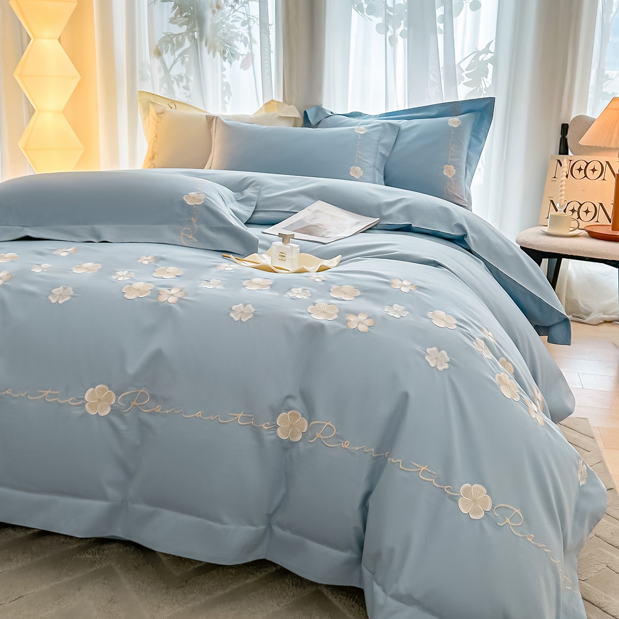 91家纺网 家纺一手货源 找家纺 置顶家纺 2025新款全棉纯棉刺绣四件套桃花朵朵系列 桃花朵朵-天空蓝