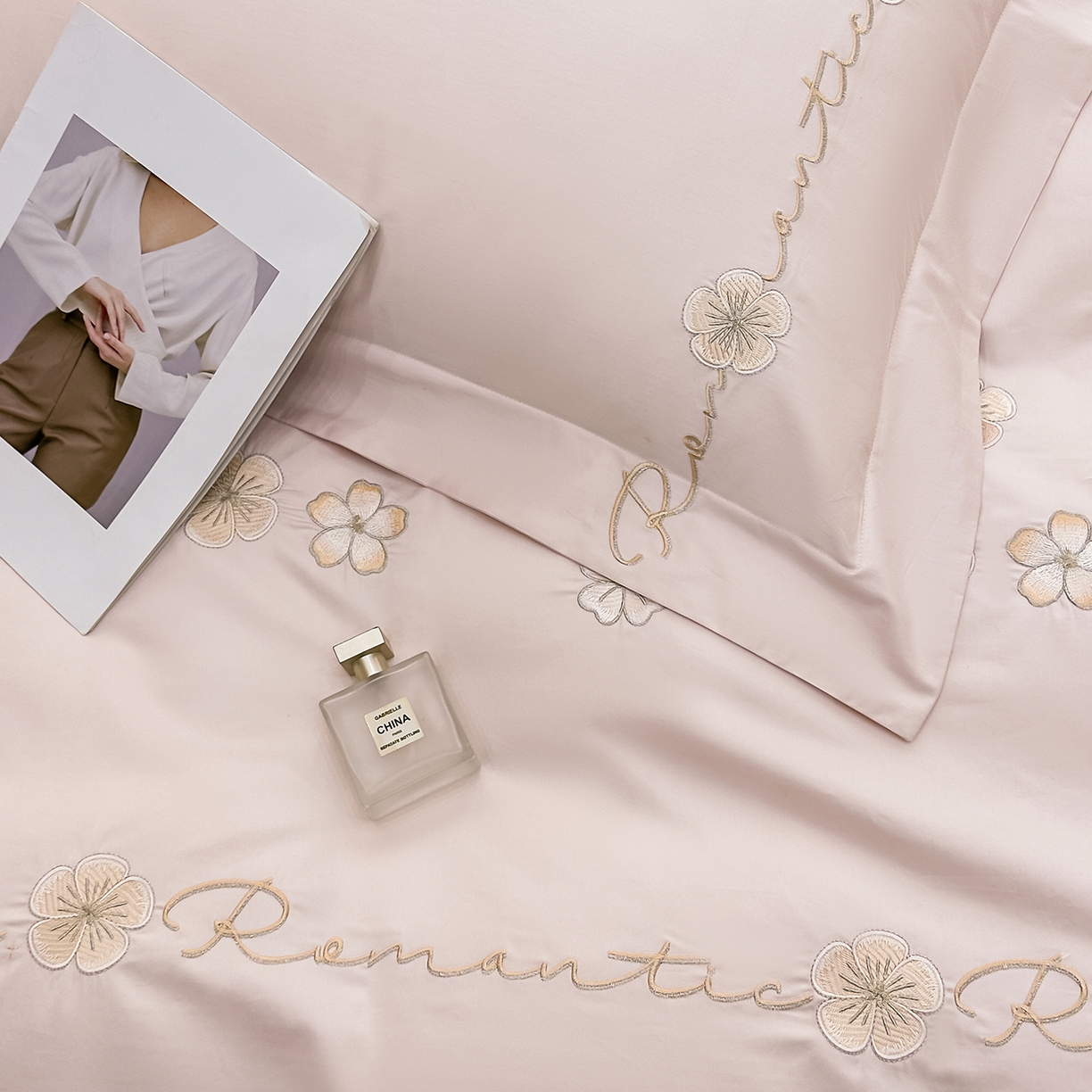 91家纺网 家纺一手货源 找家纺 置顶家纺 2025新款全棉纯棉刺绣四件套桃花朵朵系列 桃花朵朵-粉