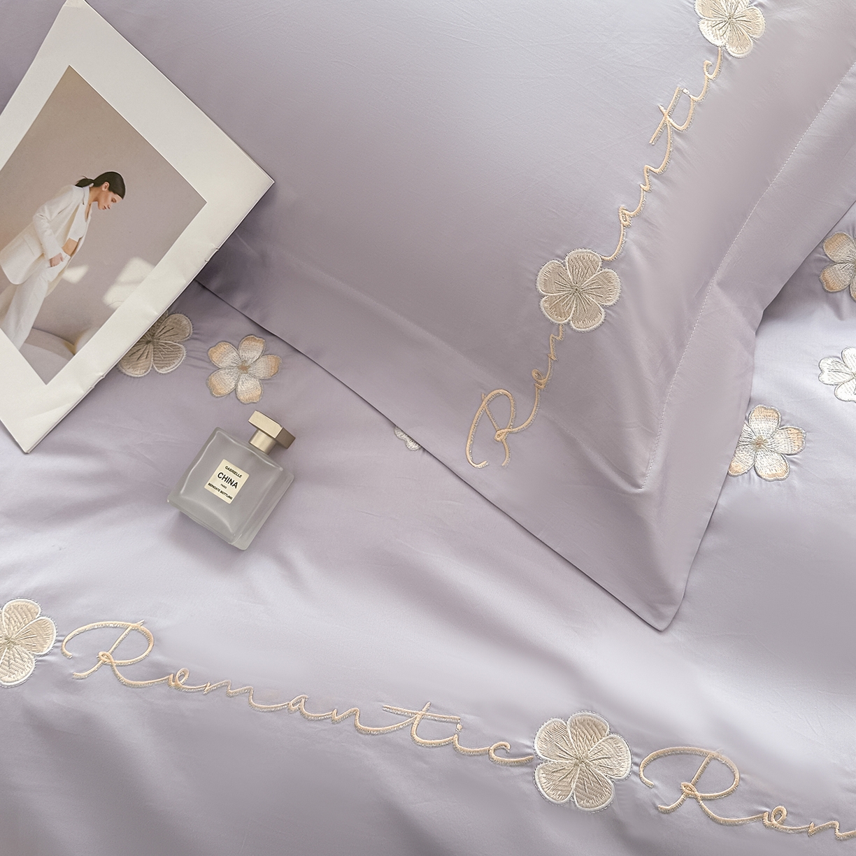 91家纺网 家纺一手货源 找家纺 置顶家纺 2025新款全棉纯棉刺绣四件套桃花朵朵系列 桃花朵朵-香芋紫