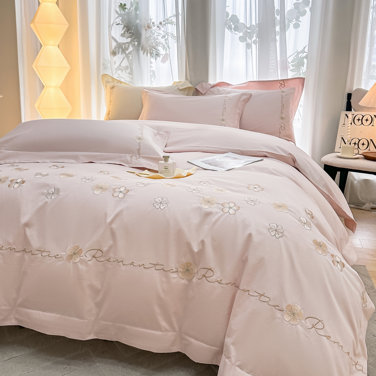 91家纺网 家纺一手货源 找家纺 置顶家纺 2025新款全棉纯棉刺绣四件套桃花朵朵系列 桃花朵朵-粉