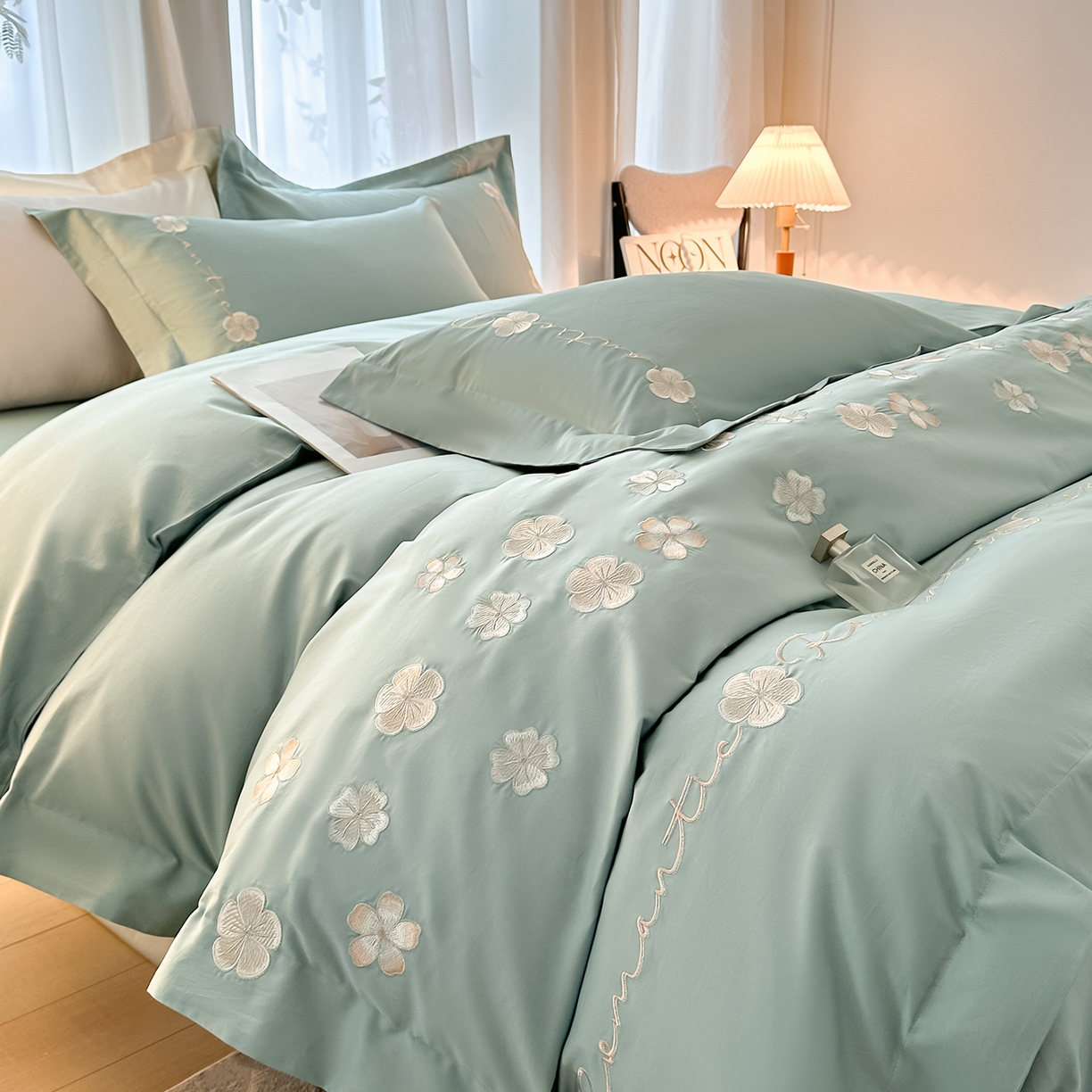 91家纺网 家纺一手货源 找家纺 置顶家纺 2025新款全棉纯棉刺绣四件套桃花朵朵系列 桃花朵朵-繁星蓝