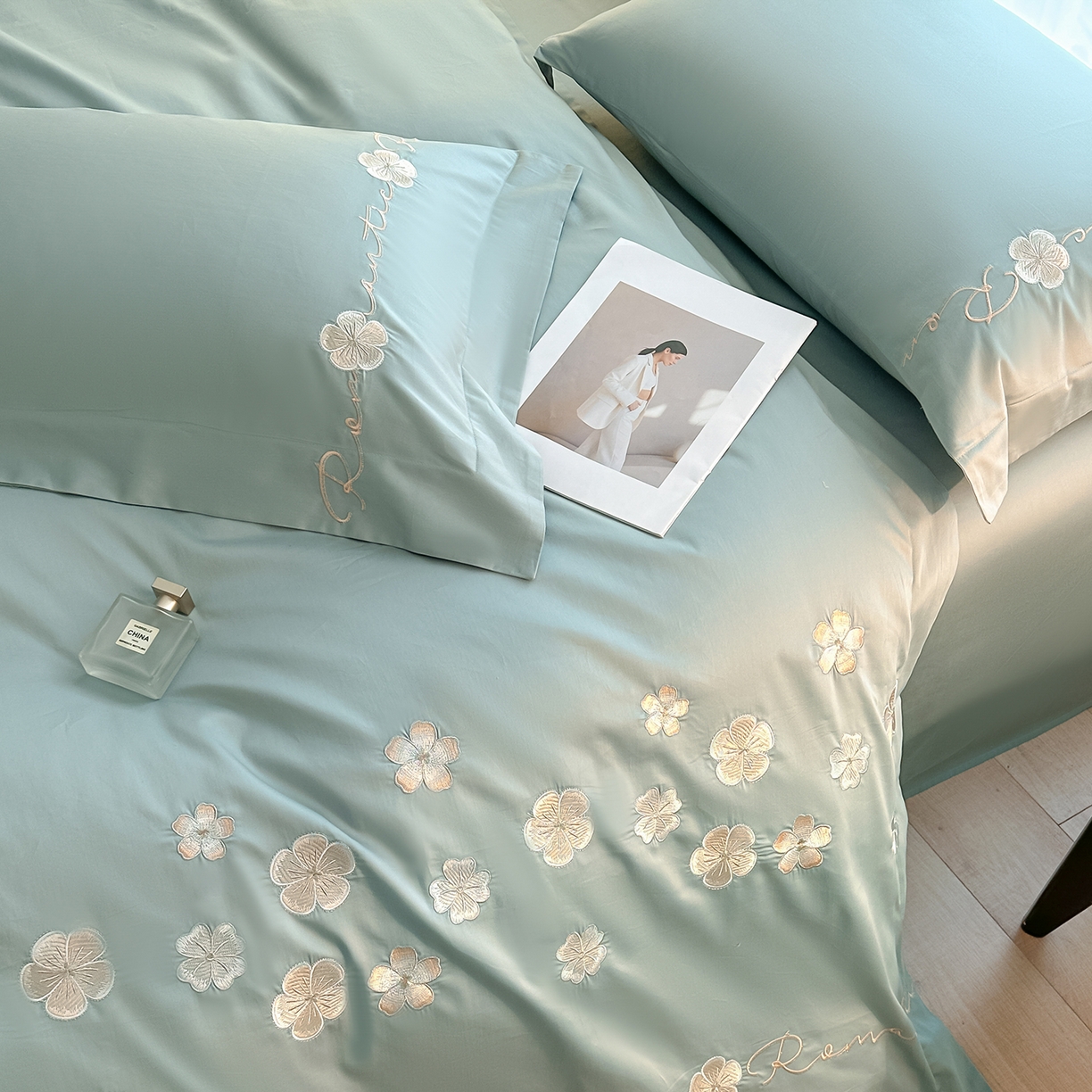 91家纺网 家纺一手货源 找家纺 置顶家纺 2025新款全棉纯棉刺绣四件套桃花朵朵系列 桃花朵朵-繁星蓝