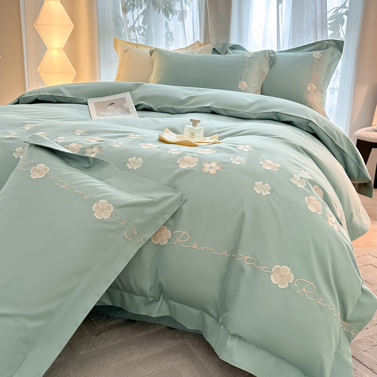 91家纺网 家纺一手货源 找家纺 置顶家纺 2025新款全棉纯棉刺绣四件套桃花朵朵系列 桃花朵朵-繁星蓝