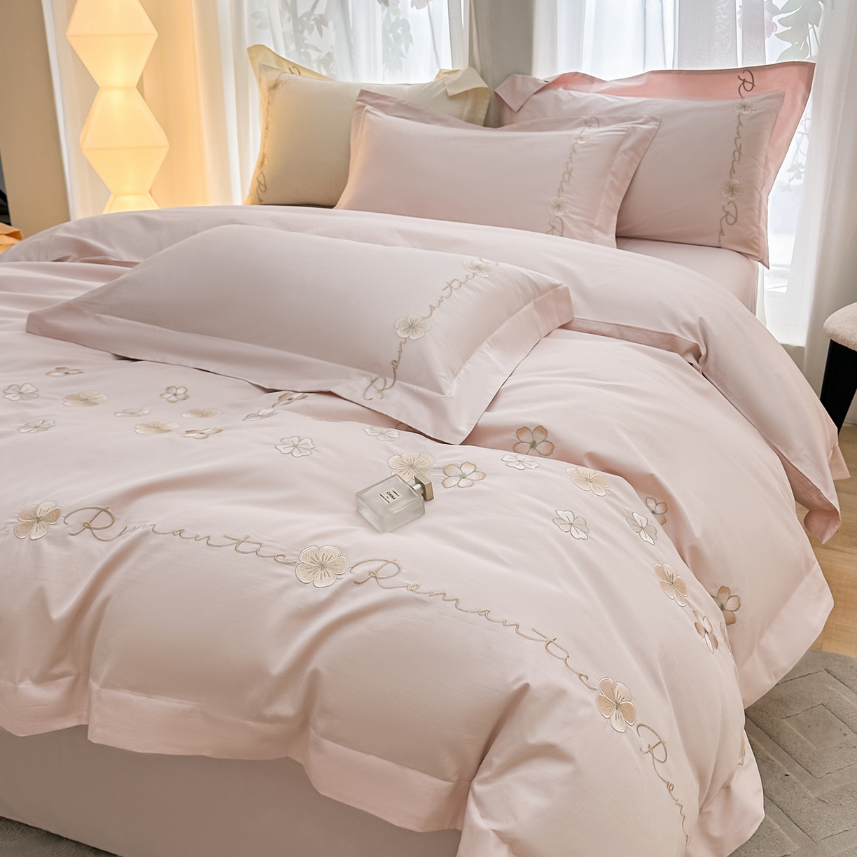 91家纺网 家纺一手货源 找家纺 置顶家纺 2025新款全棉纯棉刺绣四件套桃花朵朵系列 桃花朵朵-粉